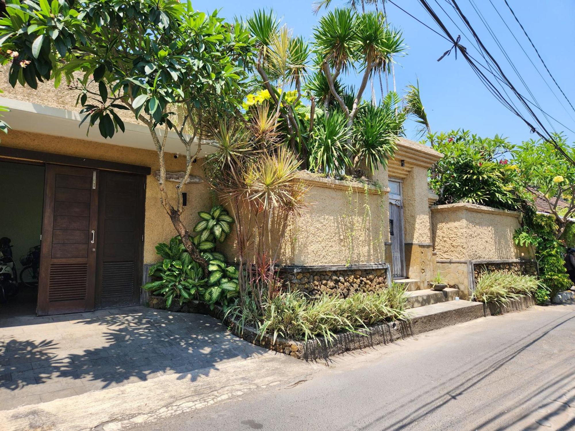 Villa Nesanur - Comfortable & Spacious Beachside Sanur ภายนอก รูปภาพ