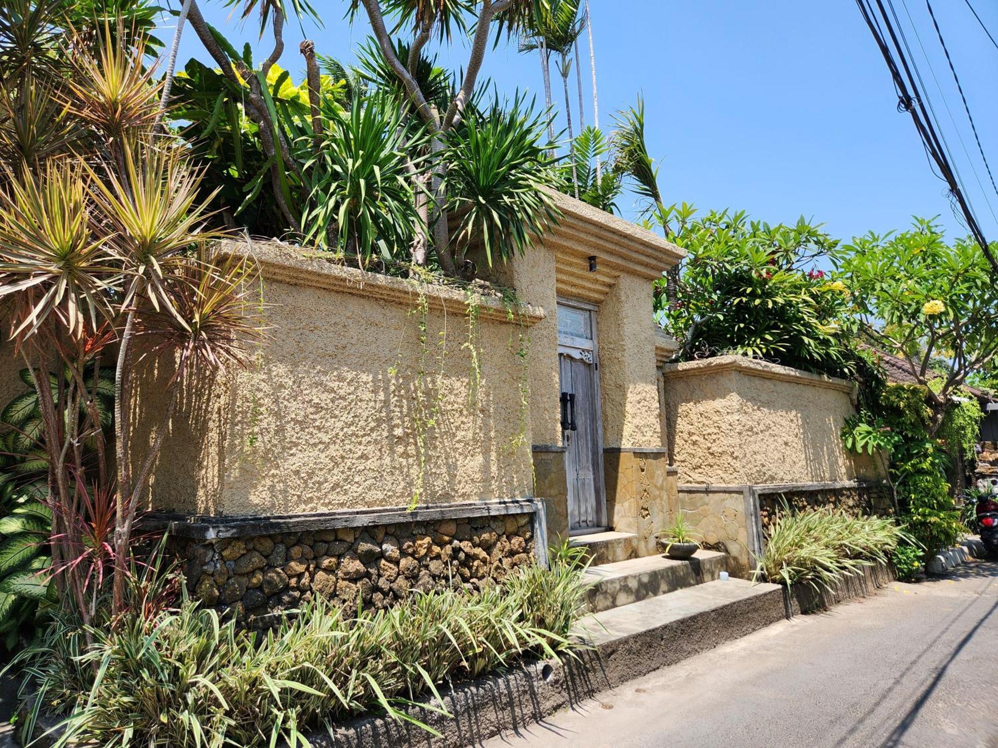 Villa Nesanur - Comfortable & Spacious Beachside Sanur ภายนอก รูปภาพ
